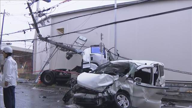 交差点でトラックと乗用車の接触事故　電柱に突っ込む…7人重軽傷　大阪