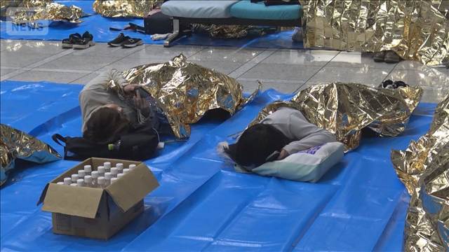 記録的豪雨で帰宅できず　成田空港に6600人とどまる