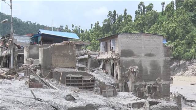 土石流被害　ネパール側の死者700人超　インドでも複数の遺体 犠牲者か