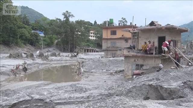 ネパール・中国 土石流被害　死者804人 行方不明3000人超