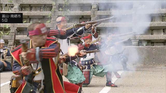 鳴り響く轟音…江戸時代の火縄銃で迫力の演武　伝統的な砲術作法を披露　富山・南砺市