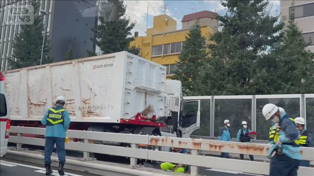 首都高新宿線で大型トレーラーの単独事故　壁に衝突　男性運転手を搬送