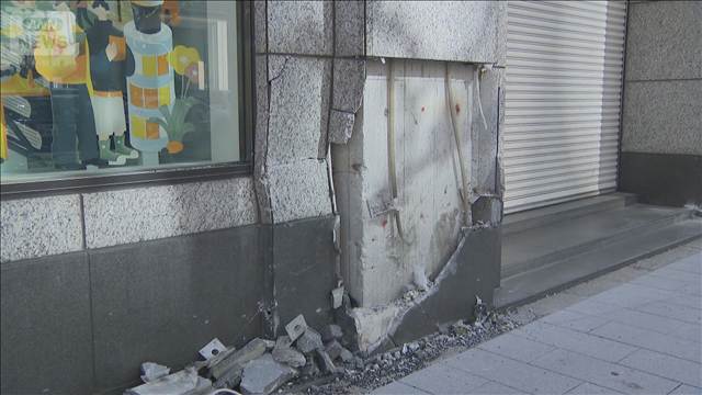 御堂筋で車が歩道に乗り上げビルに衝突　運転の男性死亡 大阪市