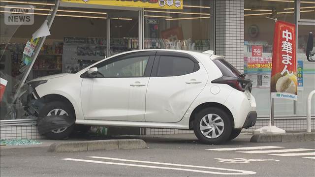 コンビニ店に車突っ込む　ガラス扉が激しく壊れ1人けが　東京・小平市