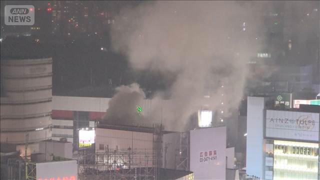 東京・新宿区でビル火災　4人けが　7階の飲食店　消火活動続く