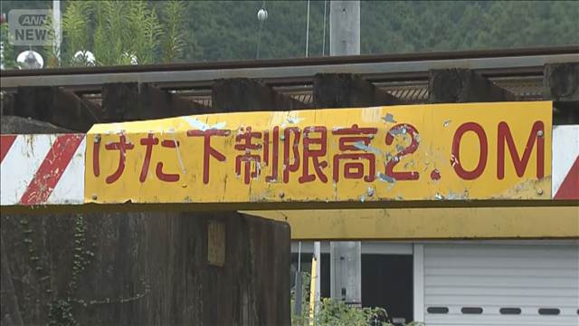 マイクロバスが高架橋の高さ制限バーにぶつかり大破　高校の野球部員8人が搬送
