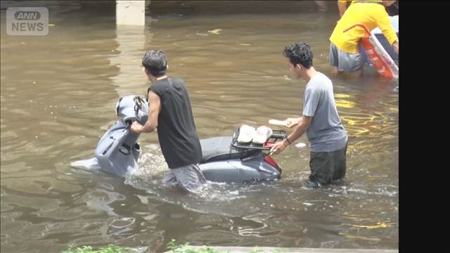 バンコク 大雨冠水被害続く　70万人に影響 ボートで移動も…