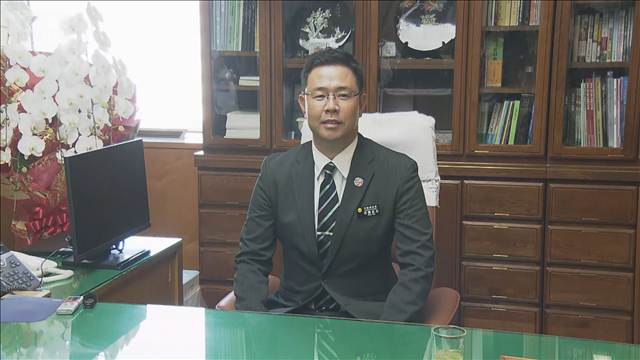 古謝氏、沖縄県知事に正式就任　初登庁で決意「バトン引き継ぎ県政運営を」