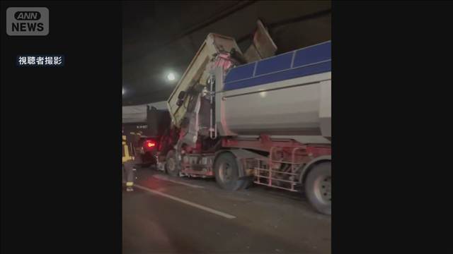 東京湾アクアラインでトラック4台事故　男性1人死亡　上りの通行止め続く