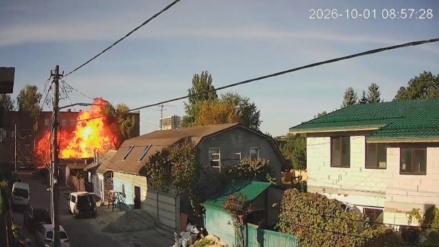 【瞬間映像】キーウの学校にドローン着弾…爆発　生徒104人登校も空襲警報で直前避難