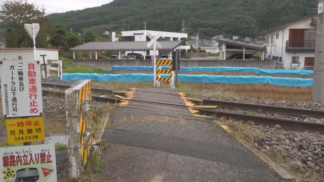 遮断機と警報機ない踏切で事故　中学生が列車にはねられ死亡　長野