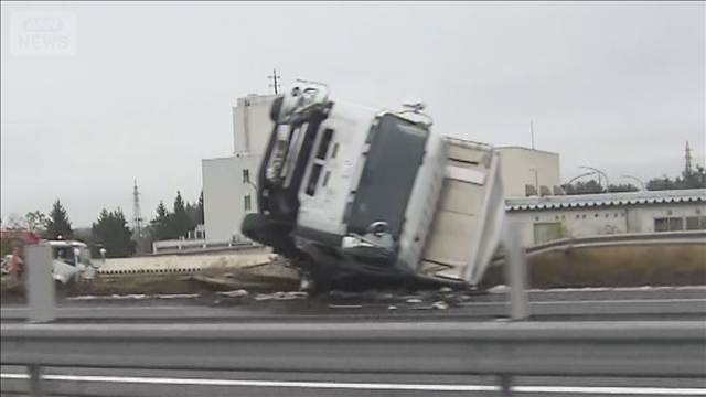 トラック横転　5台絡む事故で2人死傷　東北自動車道