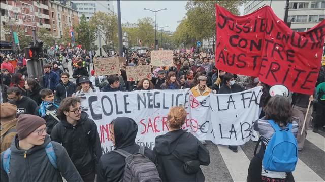 フランス全土で再び大規模なデモ行進 警察官ら約7万人動員 パリでは商業地避けて実施