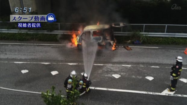 南風原で車炎上