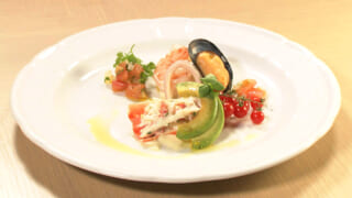 前菜 タラバ蟹のポッシェ レフォールソースと魚介のマリネ サルサフレスカ