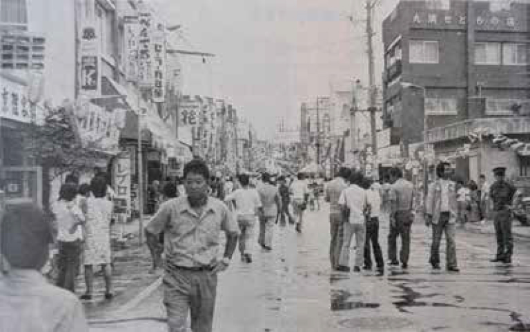 屋富祖通りの歩行者天国。1975年（浦添市史第7巻より。浦添市立図書館所蔵）